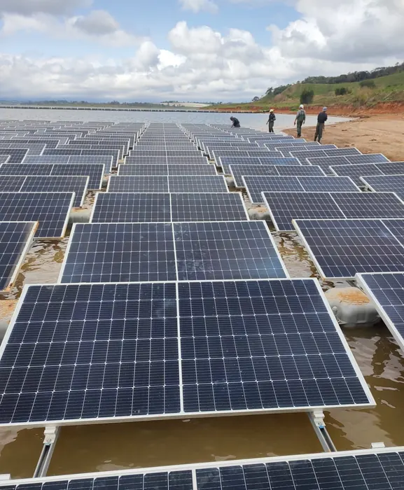 Equipe trabalhando na montagem de usina solar flutuante