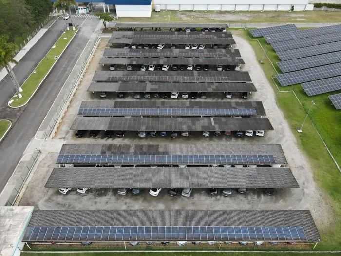 Vista aérea de estacionamento com cobertura de módulos solares