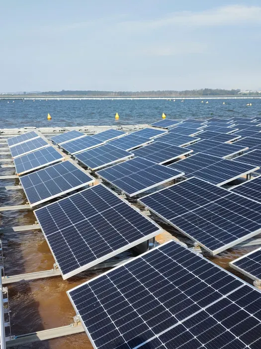 Fileiras de módulos fotovoltaicos sobre a água
