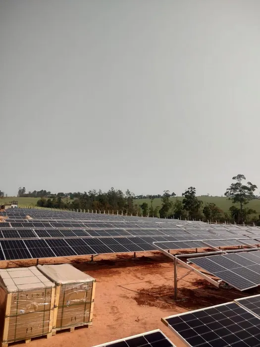 Paletes de módulos fotovoltaicos entregues em obra de usina em solo