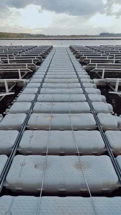 Passarela de flutuadores entre fileiras de módulos solares