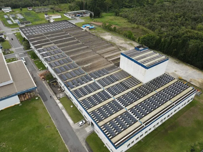 Sistema fotovoltaico em telhado industrial