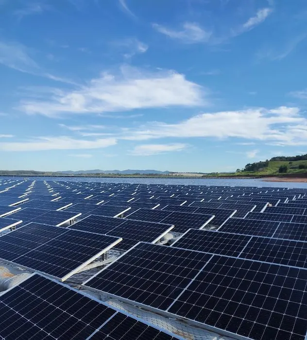 Usina solar flutuante em represa sob céu azul